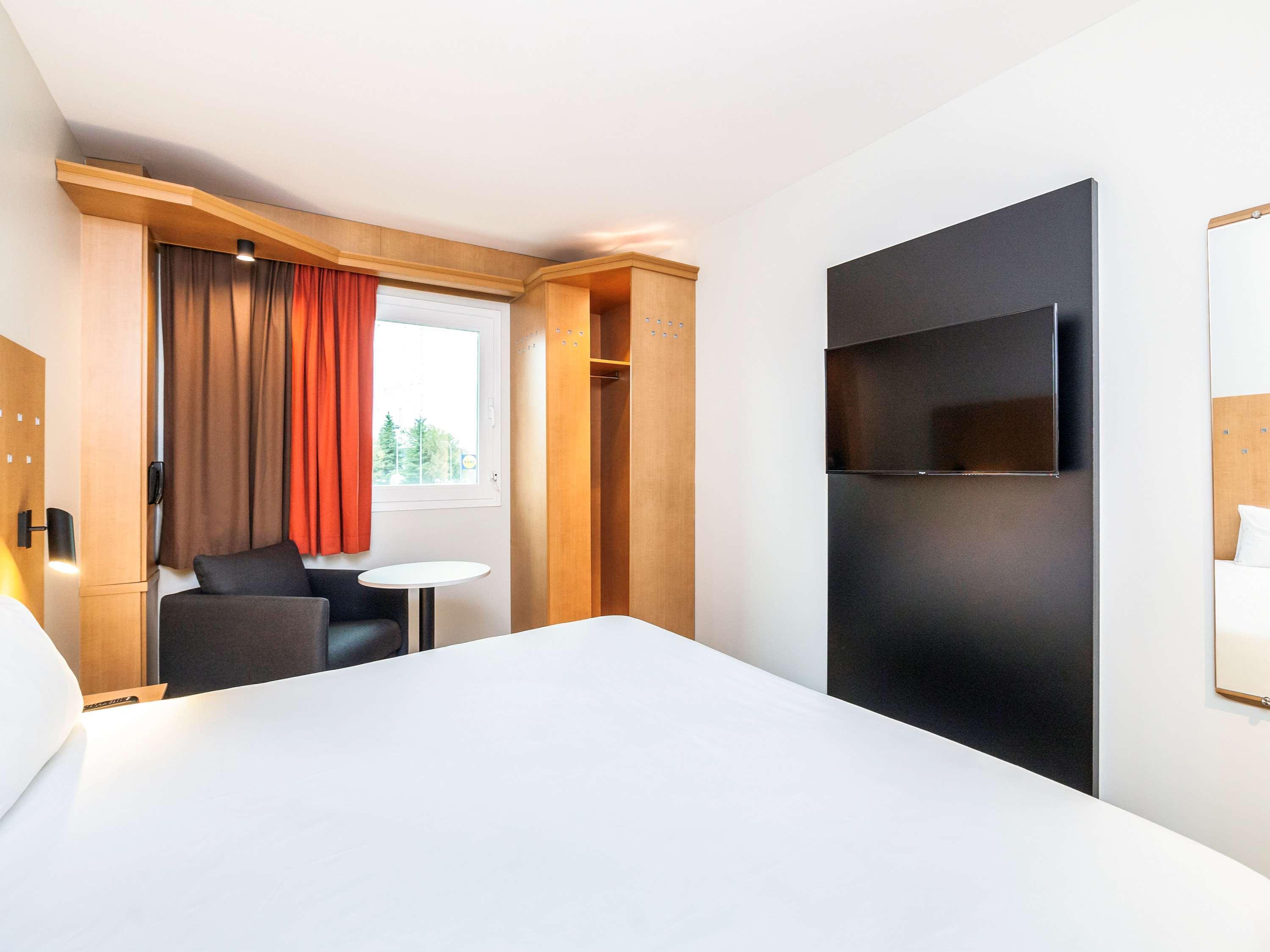 Ibis Alcala De Henares La Garena Hotel Exterior photo